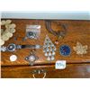 Image 3 : Small jewelry box with assorted jewelry pieces