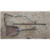 Image 2 : #2 Vintage scythe, scoop shovel, hay fork