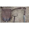 Image 3 : #2 Vintage scythe, scoop shovel, hay fork