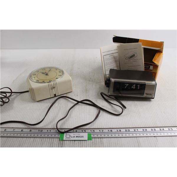 (2) Clocks - Both Work - Bodnarus Auctioneering