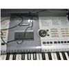 Image 3 : Yamaha E403 electronic keyboard with stand