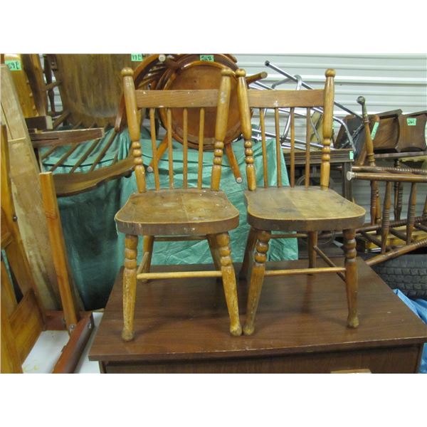 Set a vintage wooden child's chairs