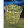 Image 2 : Wicker basket, tin garbage can, Artificial flowers