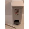 Image 2 : Sterilite 10.2 L Waste Bin & Unknown Brand Electric Carving Knife