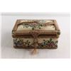 Image 8 : Eaton Sewing Box with Old Lace & Buttons