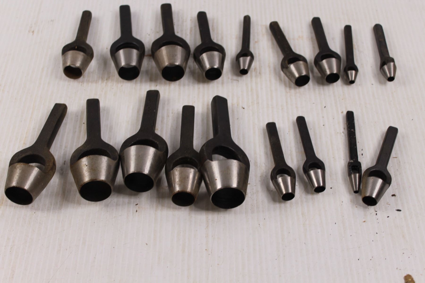 (18 pc) Leather Arch Hole Punch Set (3/16" to 1 1/4") Bodnarus