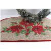 Image 3 : Poinsettia Rug, Wreath