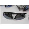 Image 4 : (12) - UV 400 Looks Sunglasses (blue & black lenses)