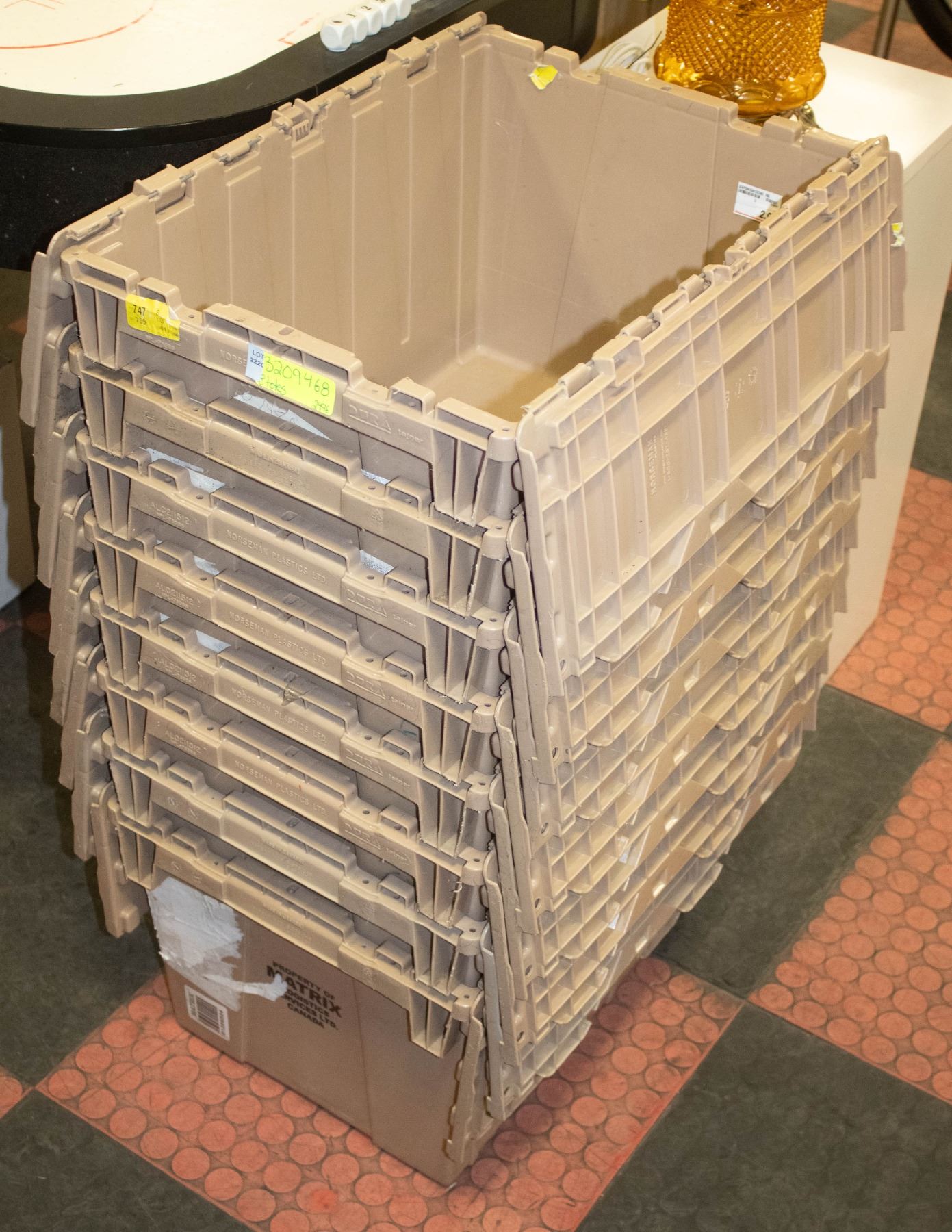 8 STACKABLE HEAVY DUTY TOTES W/INTERLOCKING LIDS
