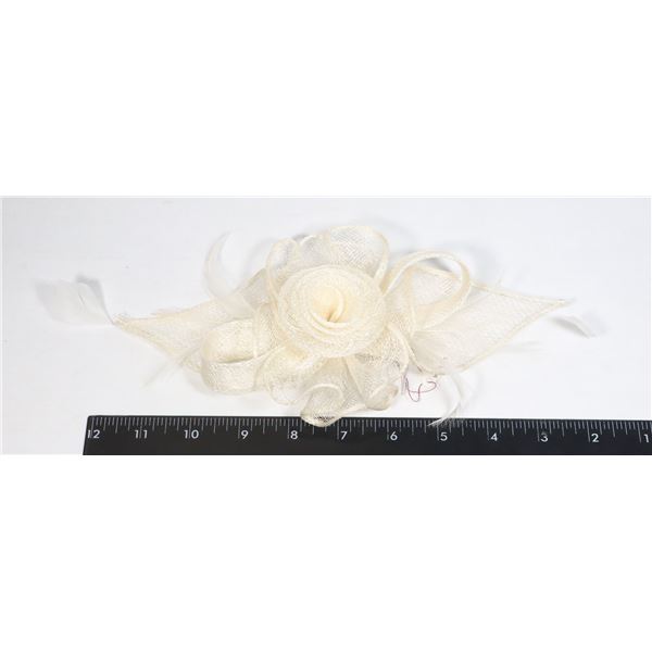 NEW IVORY FASCINATOR FEATHER HAIR COMB COCKTAIL