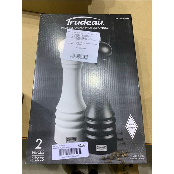 Trudeau professional matching salt and pepper grinders