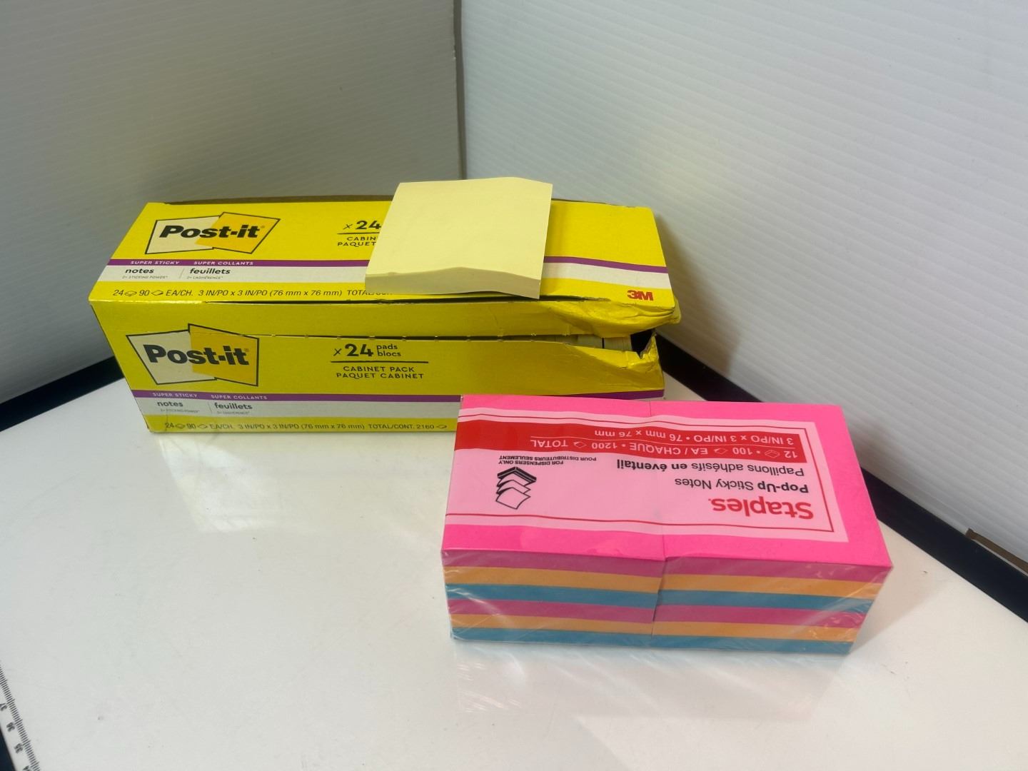 LOT DE 72 LIVRETS DE POST-IT ASST (SANS BAC) - Continental Auctioneers