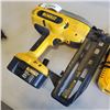 Image 2 : DEWALT 18V STAPLE GUN W/ BATTERY AND CHARGER - WORKING