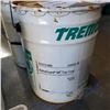 Image 2 : 2 PAILS OF TREMCO WHITE ROLL ON ROOFING AND 2 PAILS OF PRIMER