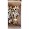 Image 3 : TRAY OF 1847 ROGERS BROS "LEILANI" CUTLERY