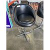 Image 2 : 2 BLACK BUCKET STYLE BAR STOOLS