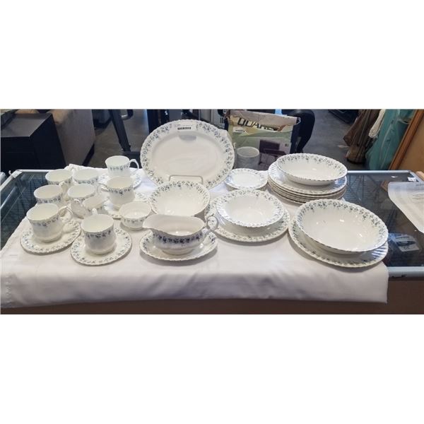 33 PIECES ROYAL ALBERT MEMORY LANE CHINA - 8 DINNER PLATES, 8 SIDE PLATES, 8 MUGS, PLATTER, 2 OVAL S