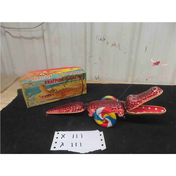 S+E Made in Japan Tin Wind Up Snapping Alligator 12  Long - with Box