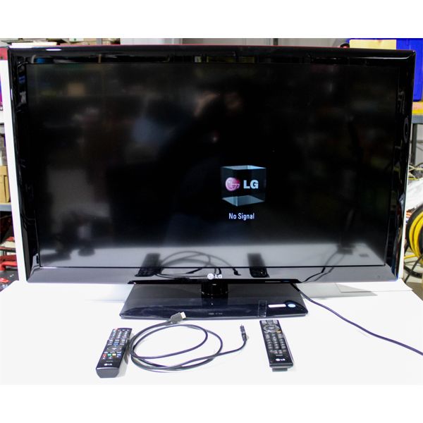 LG 42LK520 42" TV WITH CORDS & REMOTE