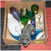 Image 1 : FLAT W. ASSORTED VINTAGE GLASSWARE & COLLECTIBLES
