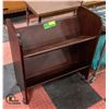 Image 1 : PORTABLE 2-SHELF UNIT ON CASTERS