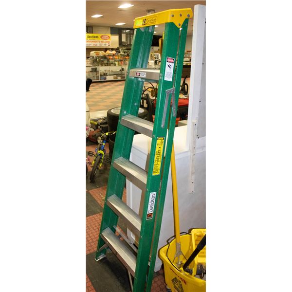 GREEN FIBERGLASS LADDER 8'