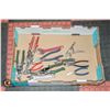 Image 1 : FLAT WITH 11-PIECE HAND TOOL SETS INCL.