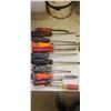 Image 2 : BOX OF SCREW DRIVERS
