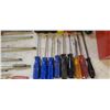Image 3 : BOX OF SCREW DRIVERS
