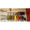 Image 5 : BOX OF SCREW DRIVERS