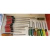 Image 1 : BOX WITH SCREW DRIVERS