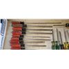 Image 2 : BOX WITH SCREW DRIVERS