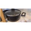 Image 6 : 3 COOKING POTS AND MISC
