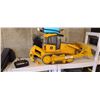 Image 14 : 36 INCH PLASTIC JD 850J  REMOTE CONTROLLED DOZER C/W CHARGER, REMOTE CONTROL, BATTERY MISSING