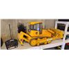 Image 20 : 36 INCH PLASTIC JD 850J  REMOTE CONTROLLED DOZER C/W CHARGER, REMOTE CONTROL, BATTERY MISSING