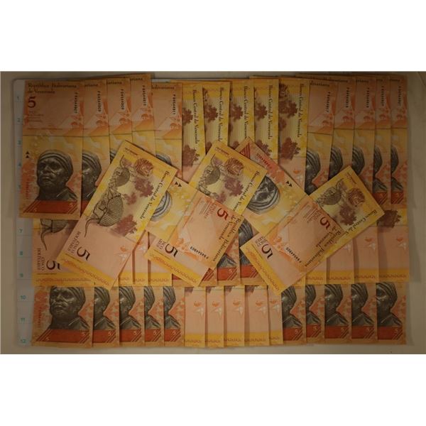 50-2011 VENEZUELA CRISP UNC 5 BOLIVARE BILLS