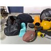 Image 3 : Group lot - 20lb & 8lb medicine balls - 16kg kettlebell - pickleball set - football - speakers - foa