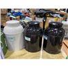 Image 3 : Table lot - Various sized tin containers + Coffee mugs - Table not included