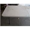 Image 2 : Folding Table - 2 1/2' x 6' - Suitcase Style
