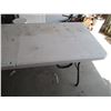 Image 3 : Folding Table - 2 1/2' x 6' - Suitcase Style