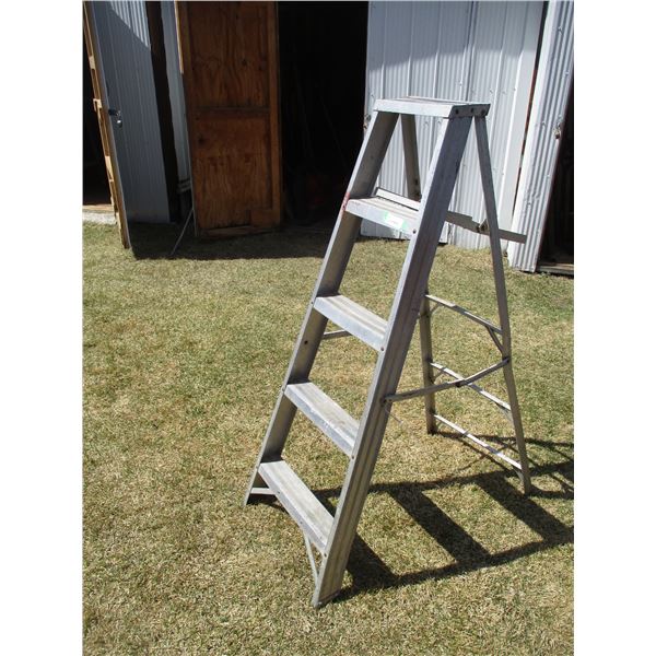 Aluminum Step Ladder - 4 1/2'