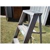 Image 2 : Aluminum Step Ladder - 4 1/2'