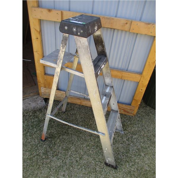 Aluminum Stepladder - 45" Tall