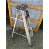 Image 1 : Aluminum Stepladder - 45" Tall