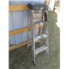 Image 4 : Aluminum Stepladder - 45" Tall