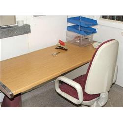 QTY OF OFFICE FURNITURE