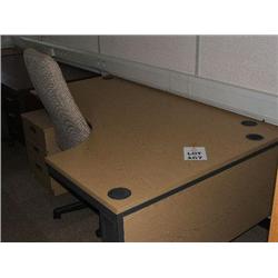 OFFICE FURNITURE TO INCLUDE 1 X LIGHT OAK DESK, 1 X 3 DRAWER MOBILE PEDESTAL, 1 X EXECUTIVE CHAIR