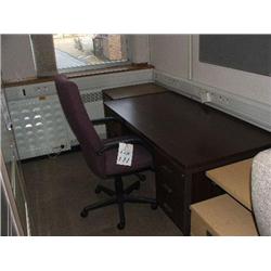 1 X MAHOGANY EFFECT DESK & CHAIR.