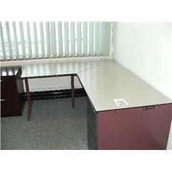 GREY DESK SYSTEM WITH 4 DRAWER BUILT UNDER PEDESTAL UNIT, 1 X TWIN LOCK METAL FILE CABINET, 1 X FLEX