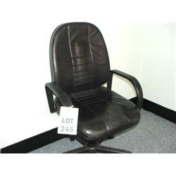BLACK LEATHER EXECUTIVE CHAIR.